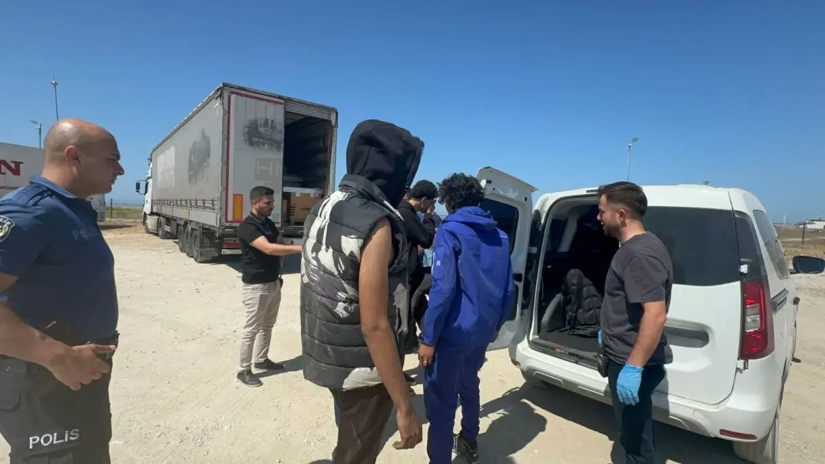 Kaçak Göçmenler TIR Dorsesinden Atlarken Yakalandı