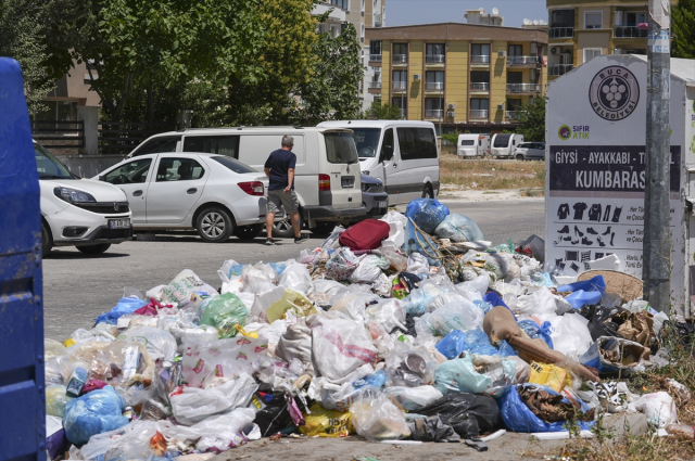 The streets of Izmir are filled with garbage piles, citizens protested saying 'It's spreading disease'