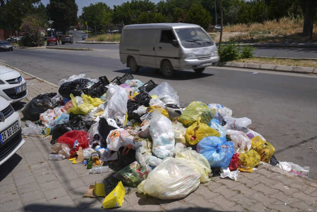 The streets of Izmir are filled with garbage piles, citizens protested saying 'It's spreading disease'