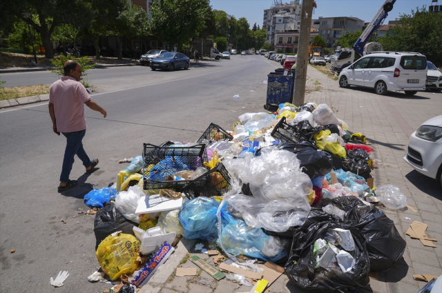 The streets of Izmir are filled with garbage piles, citizens protested saying 'It's spreading disease'