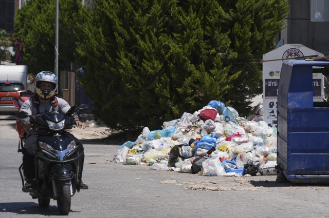 The streets of Izmir are filled with garbage piles, citizens protested saying 'It's spreading disease'