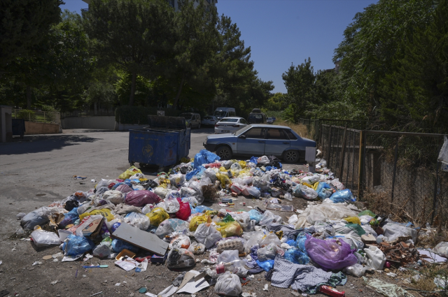 The streets of Izmir are filled with garbage piles, citizens protested saying 'It's spreading disease'