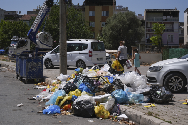 The streets of Izmir are filled with garbage piles, citizens protested saying 'It's spreading disease'