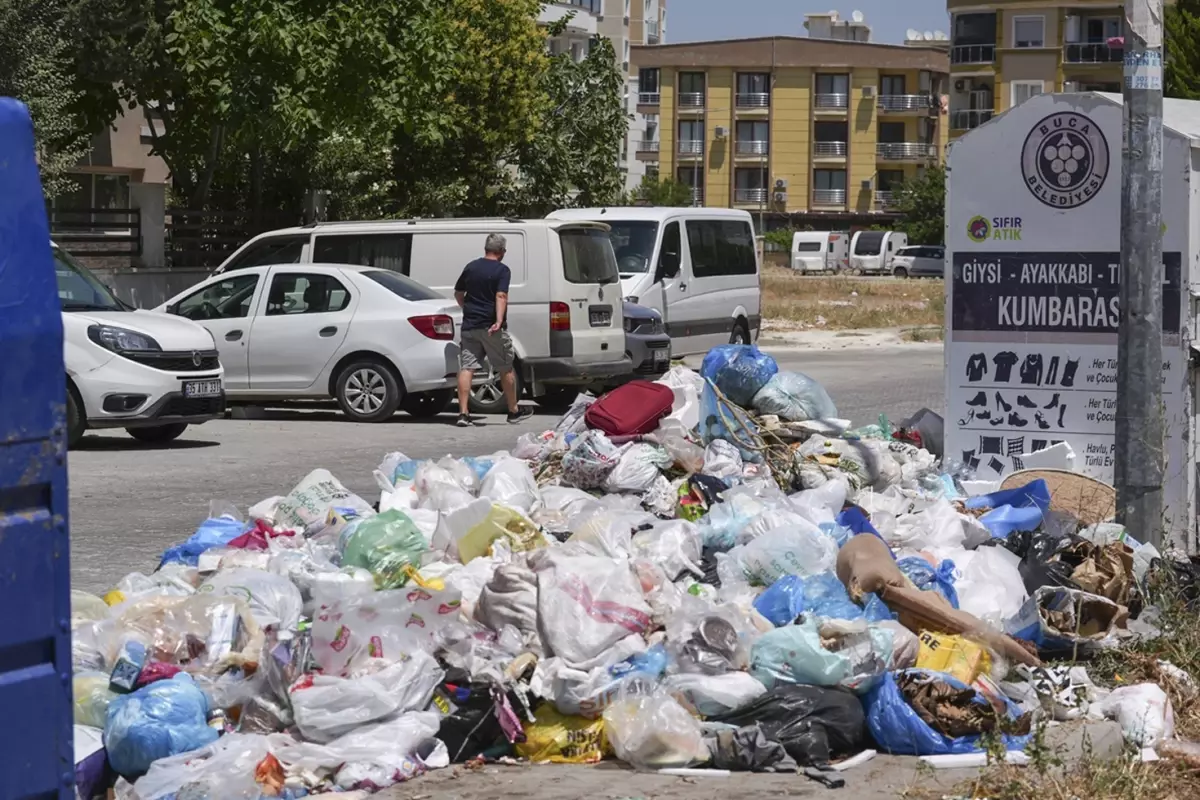 İzmir'de sokaklar çöp yığınlarıyla doldu, vatandaşlar 'Hastalık saçıyor' diyerek isyan etti