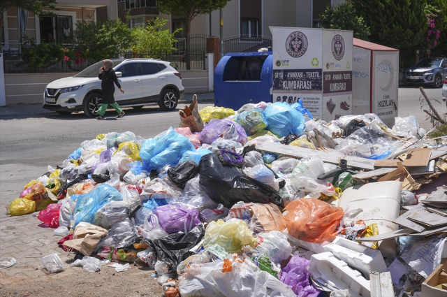 The streets of Izmir are filled with garbage piles, citizens protested saying 'It's spreading disease'