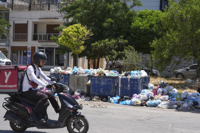 The streets of Izmir are filled with garbage piles, citizens protested saying 'It's spreading disease'