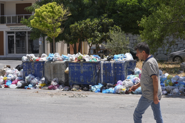 The streets of Izmir are filled with garbage piles, citizens protested saying 'It's spreading disease'