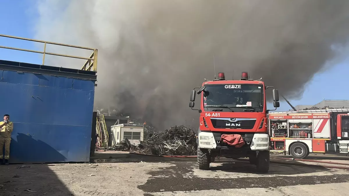 Gebze'de Hurda Sahasında Yangın Çıktı