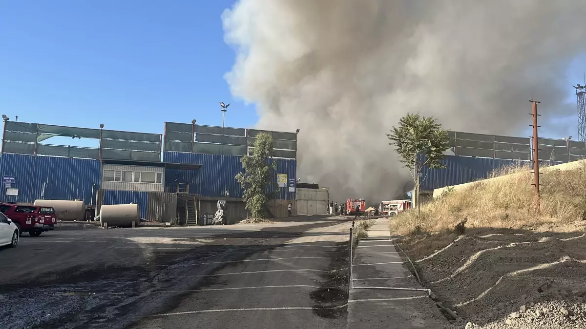 Kocaeli'de Hurda Sahasında Yangın Kontrol Altına Alındı