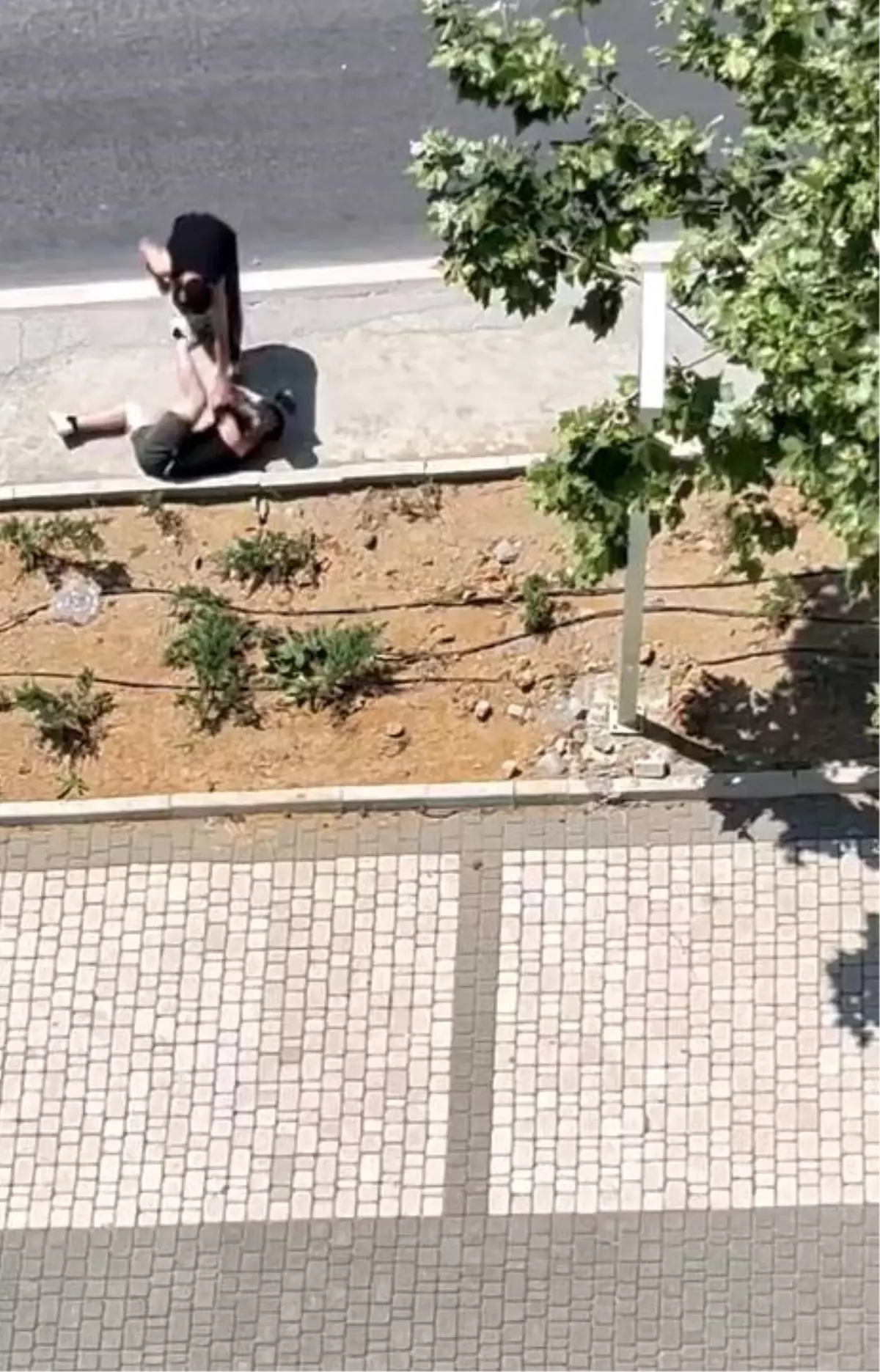 İstanbul'da 2 Çocuğun Sokak Ortasında Darp Edilmesi Kameralara Yansıdı