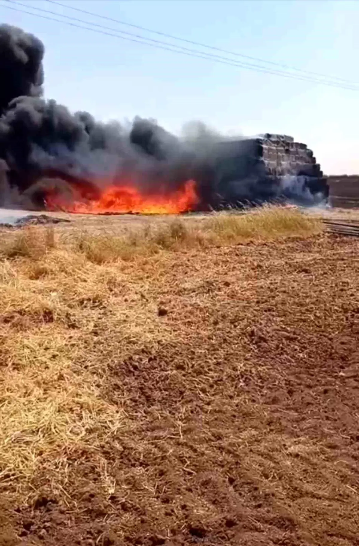 Mardin'de Yangında 25 Ton Saman ve Borular Yandı