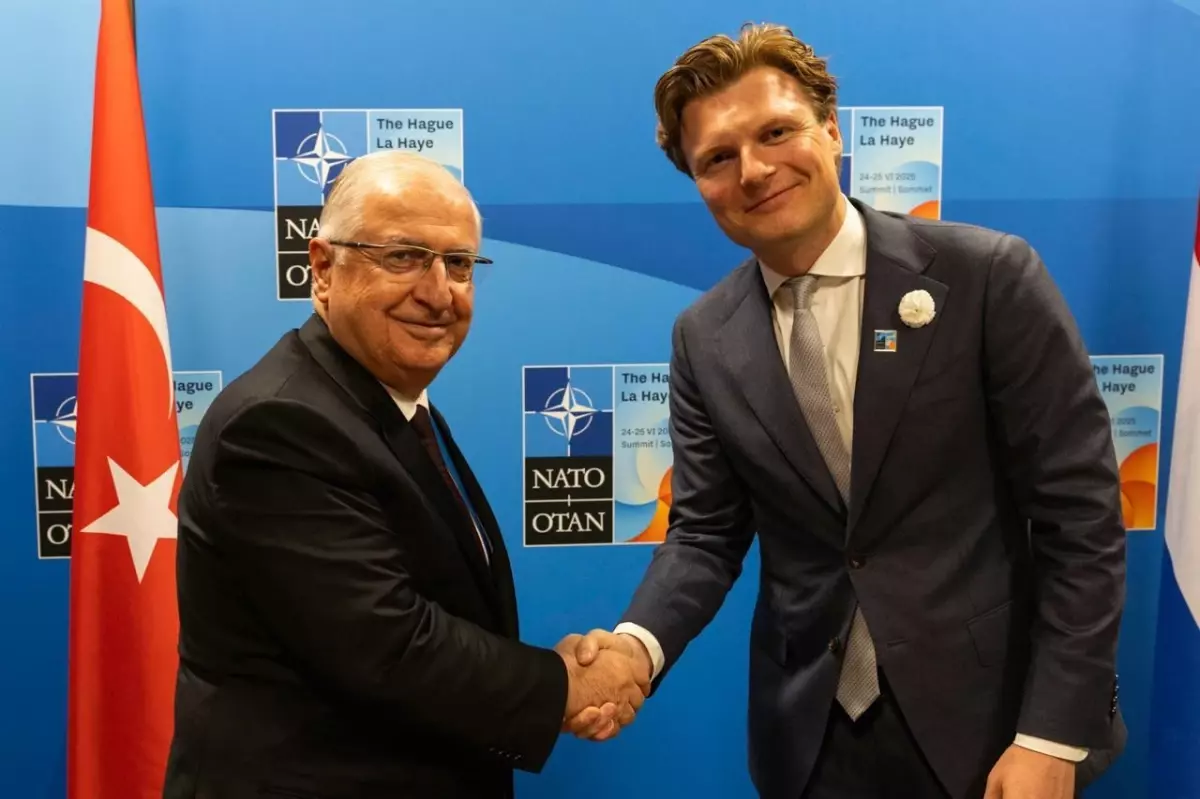 Milli Savunma Bakanı Yaşar Güler, NATO Zirvesi'nde Hollanda Savunma Bakanı ile Görüştü