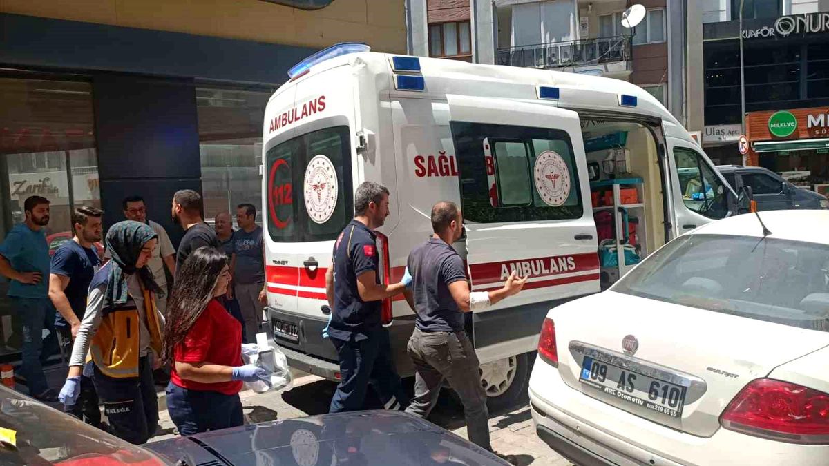Kurye Aracına Çarptı, Sinirlenip Camı Patlattı
