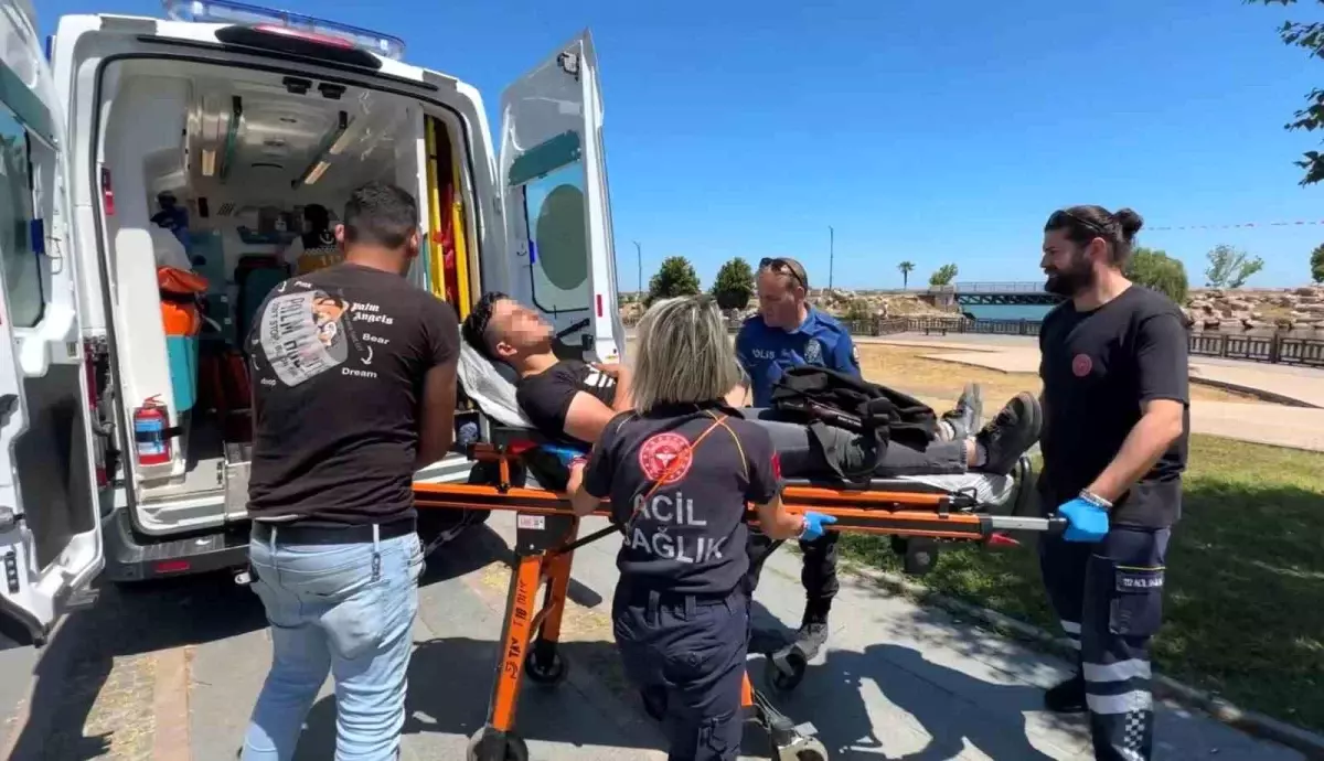 Samsun'da Parkta Hareketsiz Bulunan Genç Hastaneye Kaldırıldı