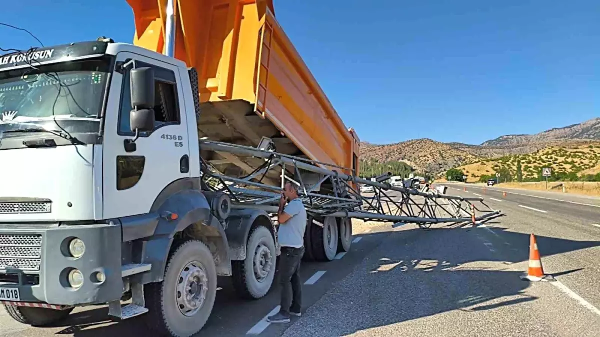 Damperi Açık Unutulan Kamyon EDS Direklerine Çarptı