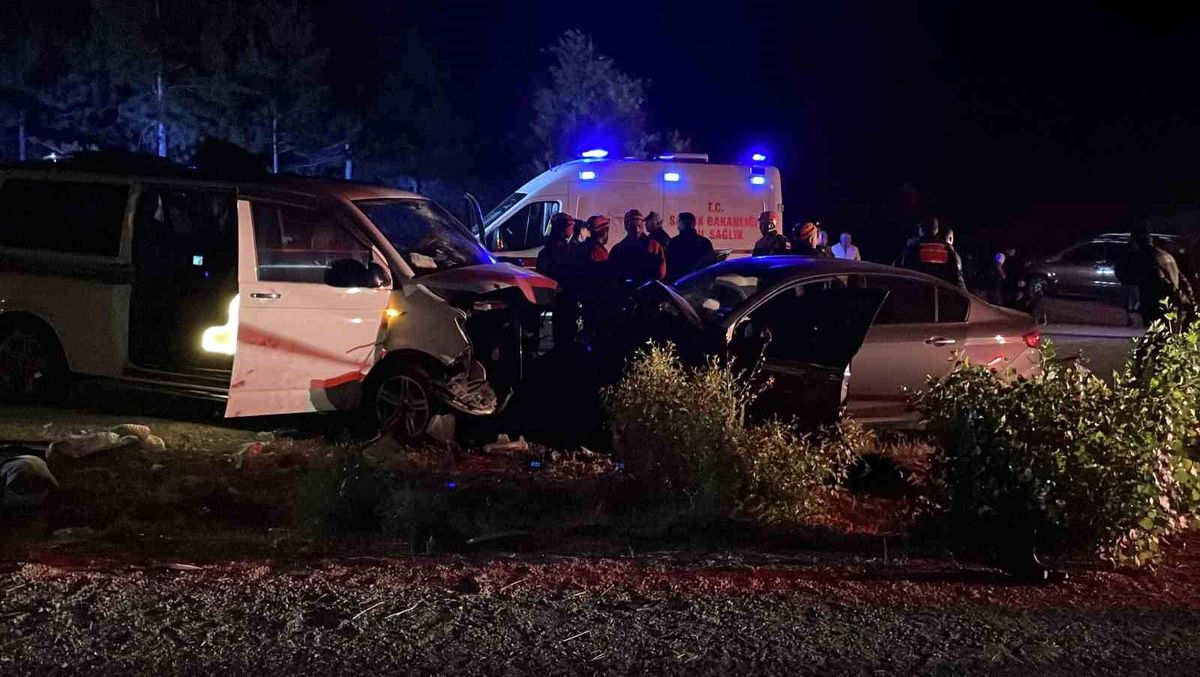 Sivas'ta Ters Yöne Giren Minibüsle Çarpışan Otomobilde 1 Kişi Hayatını Kaybetti