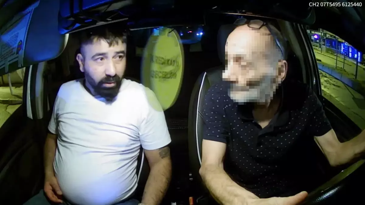 Antalya'da Taksi Gasbı: Yolcu Şoförü Tehdit Etti, Araçla Kaçtı