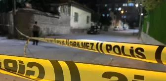 Tartışıp kovaladığı kişiyi bıçaklayıp kaçtı