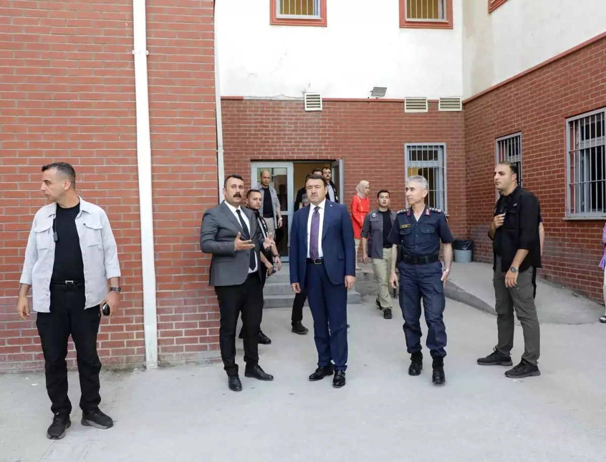 Kütahya Valisi Işın, Geri Gönderme Merkezi'nde Denetim Gerçekleştirdi