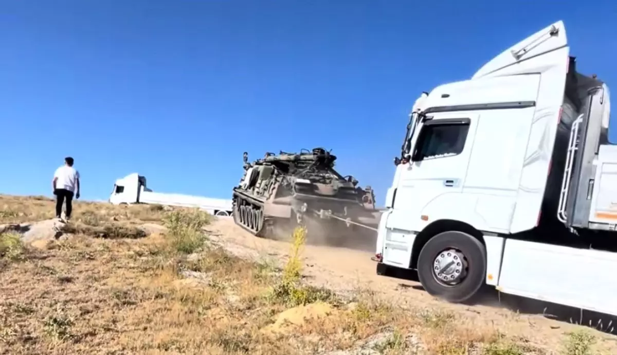 Ankara'da Yolda Kalan Tırları Zırhlı Tank Kurtarıcı Çekti