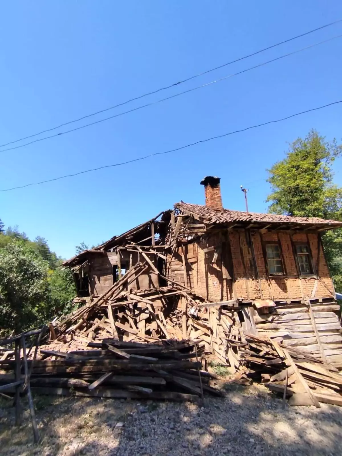Kastamonu'da Çöken Ahşap Evde Hayvanlar Kurtarıldı