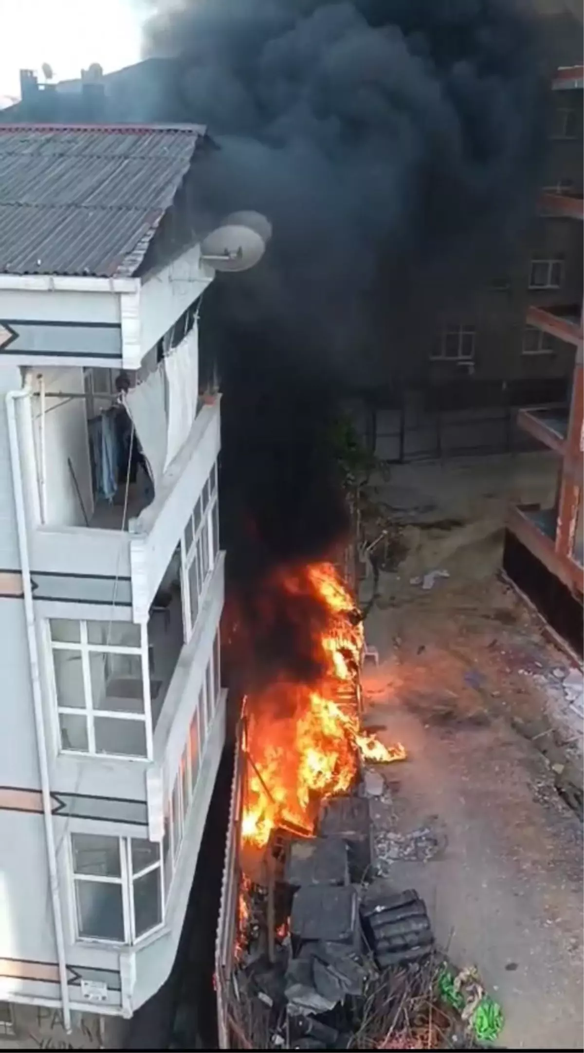 Bağcılar'da İnşaat Alanındaki Yangın 3 Katlı Bidaya Sıçradı