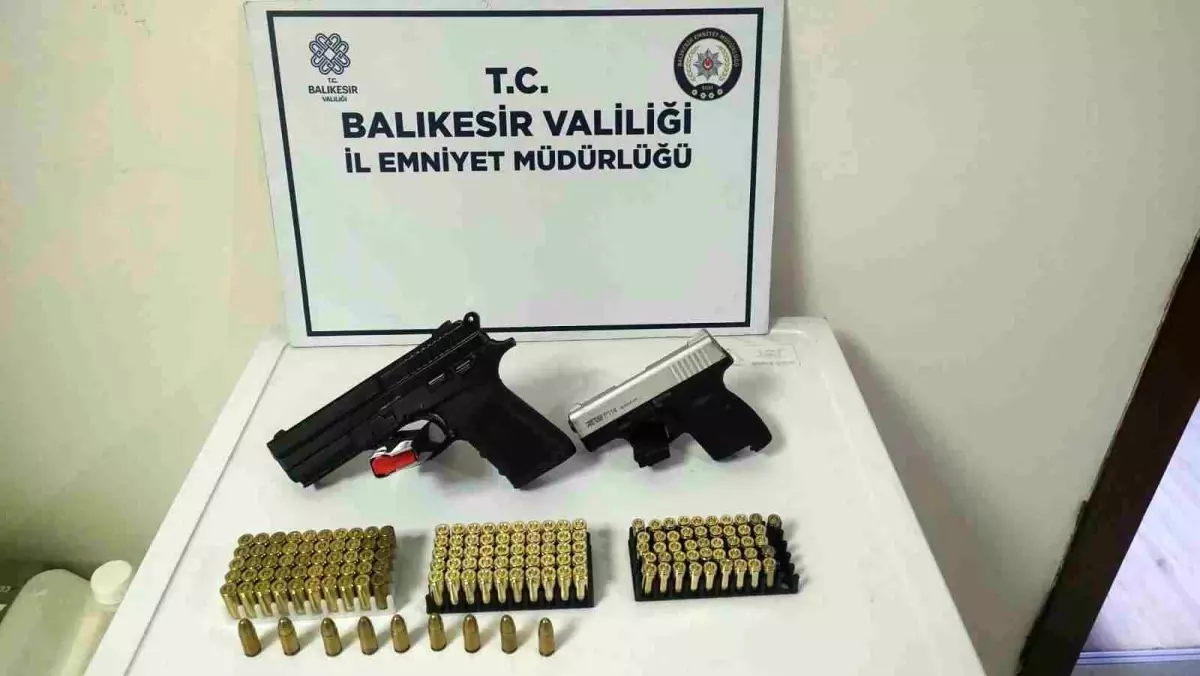 Bandırma'da Kaçak Silah Operasyonu: İki Tabanca ve Çok Sayıda Fişek Ele Geçirildi