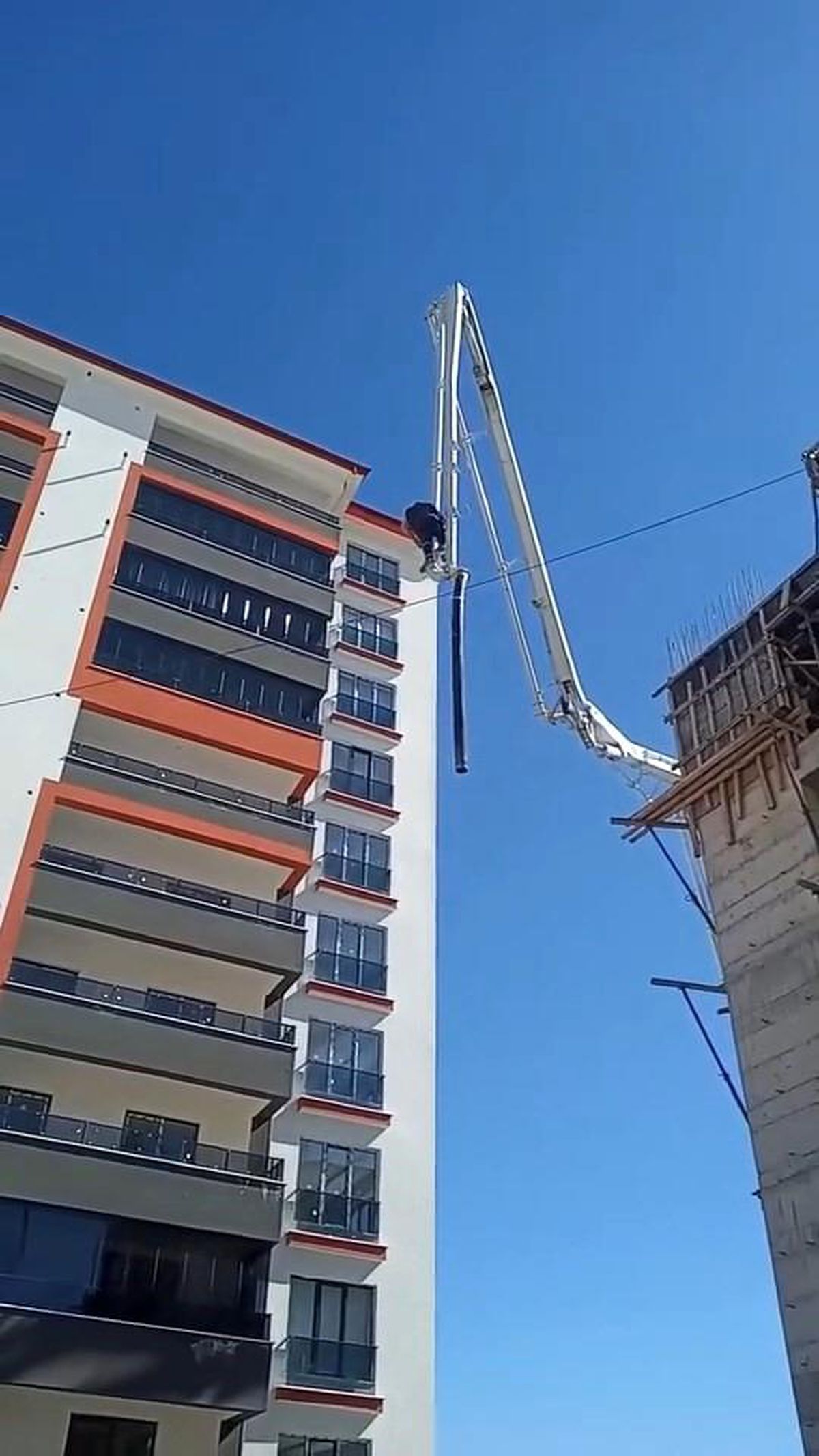 Elazığ'da İşçi Beton Pompa Hortumuna Çıkarak Ölümle Dans Etti