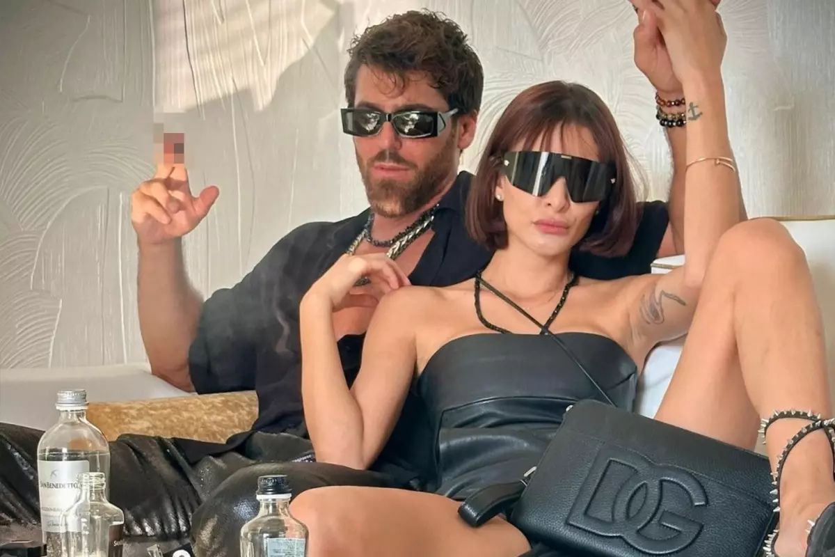 Can Yaman ve sevgilisinden sınırları zorlayan poz! Çantayla önlem aldı