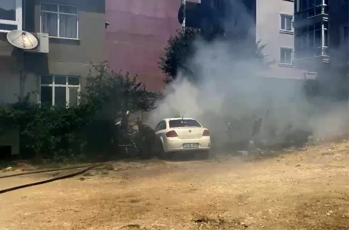 İstanbul'da Park Halindeki Araç Alev Aldı