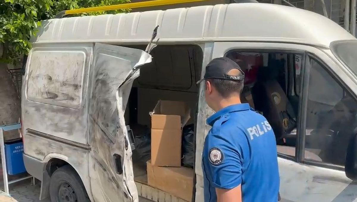 Adana'da Uyuşturucu Deposu Olarak Kullanılan Minibüste 31 Bin Hap Ele Geçirildi