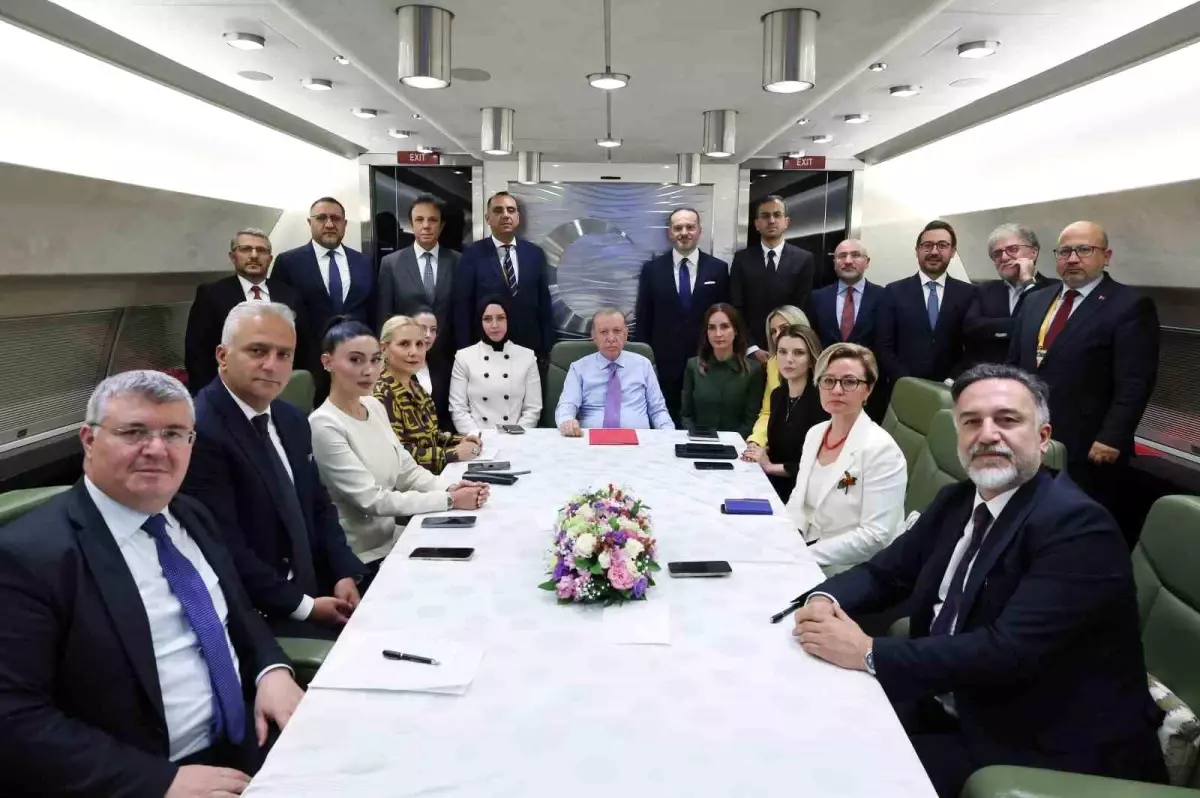 Cumhurbaşkanı Erdoğan: "Suriye'nin yeniden bir ve bütün hale gelmesi, istikrar ve huzurun inşa edilmesi için yeni yönetimi destekliyoruz.