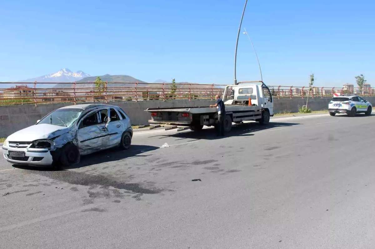 Kayseri'de Direğe Çarpan Otomobilin Sürücüsü Ağır Yaralandı