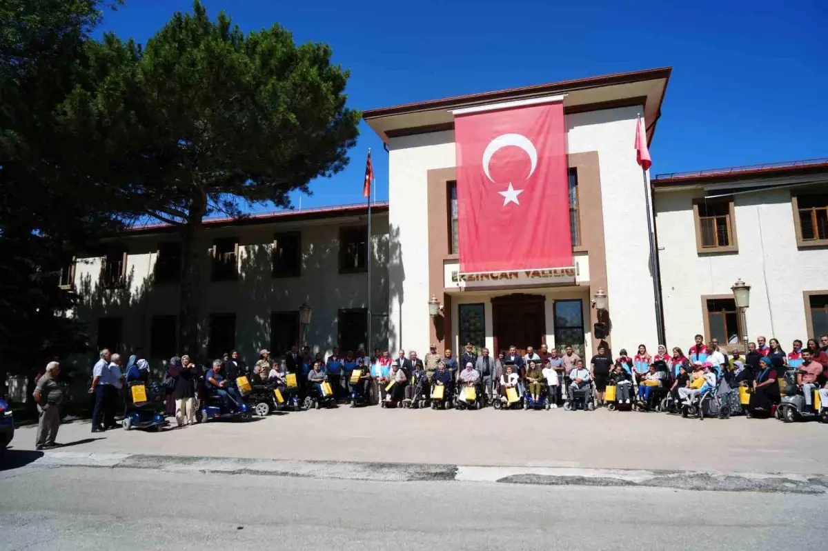 Erzincan'da İhtiyaç Sahibi Engellilere Akülü Sandalye Dağıtıldı