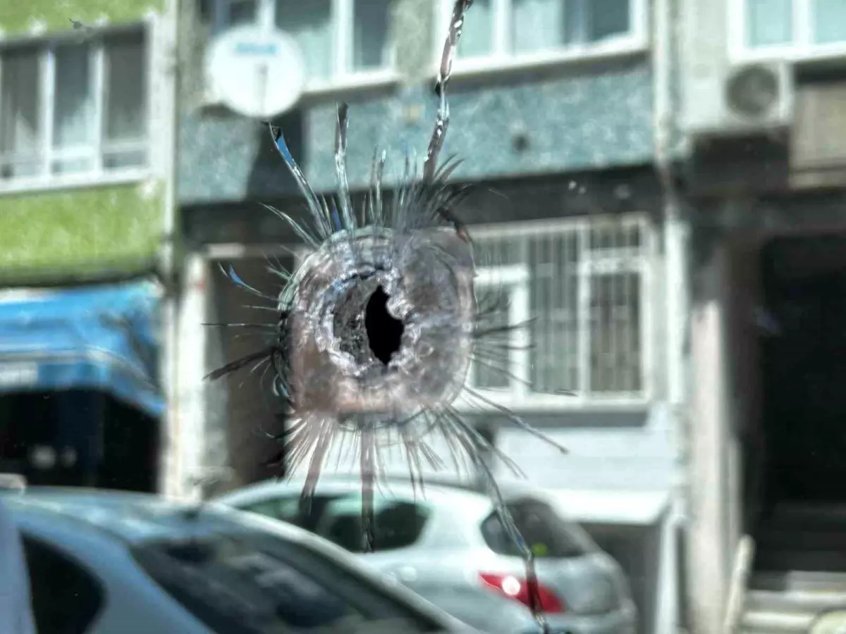 Fatih'te Motosikletli Saldırganlar İşyerlerini Kurşunladı