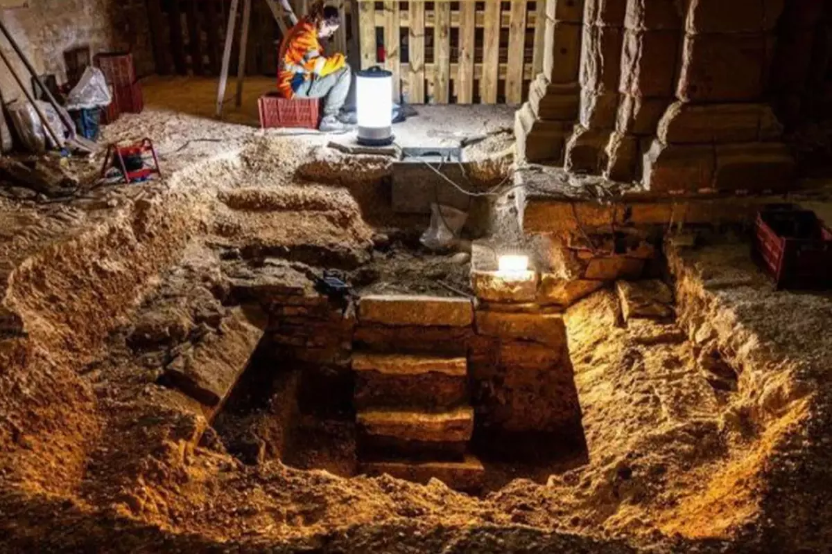 Fransa'da 400 yıllık mühürlü mezar bulundu