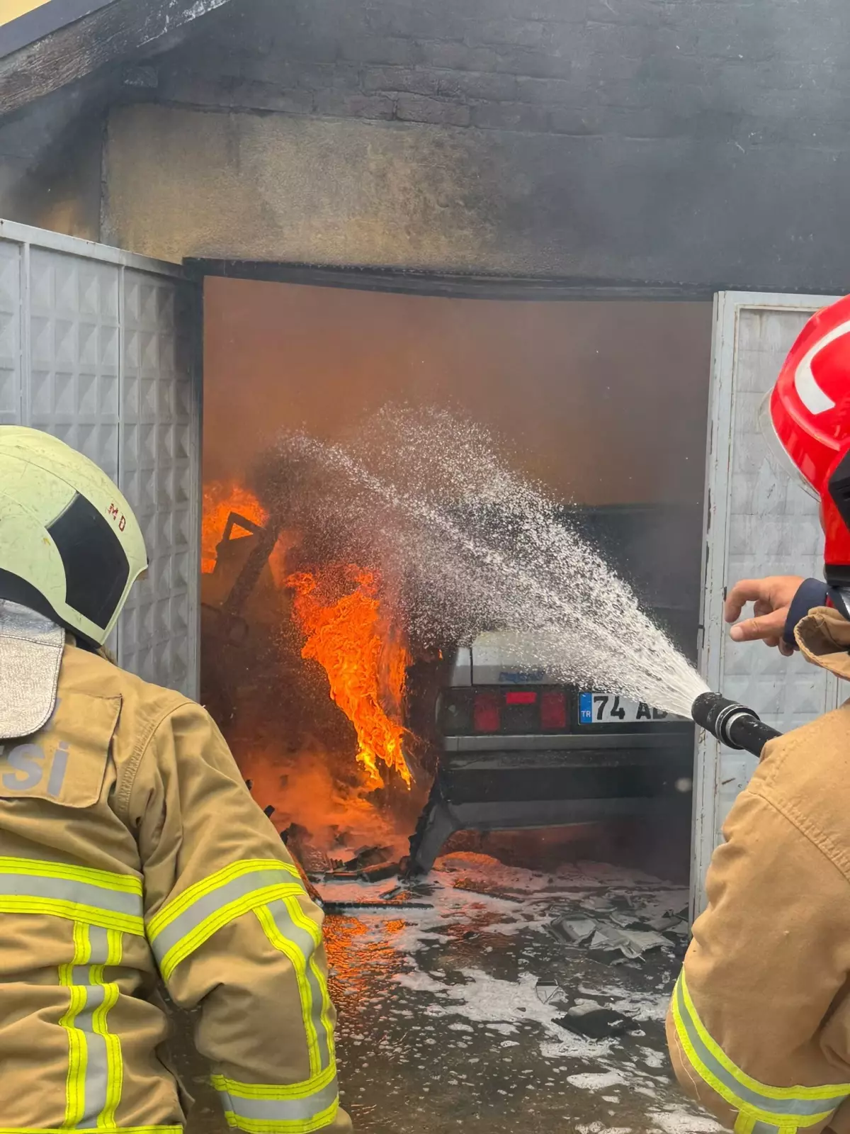 Bartın'da Garajdaki Otomobil Alev Aldı