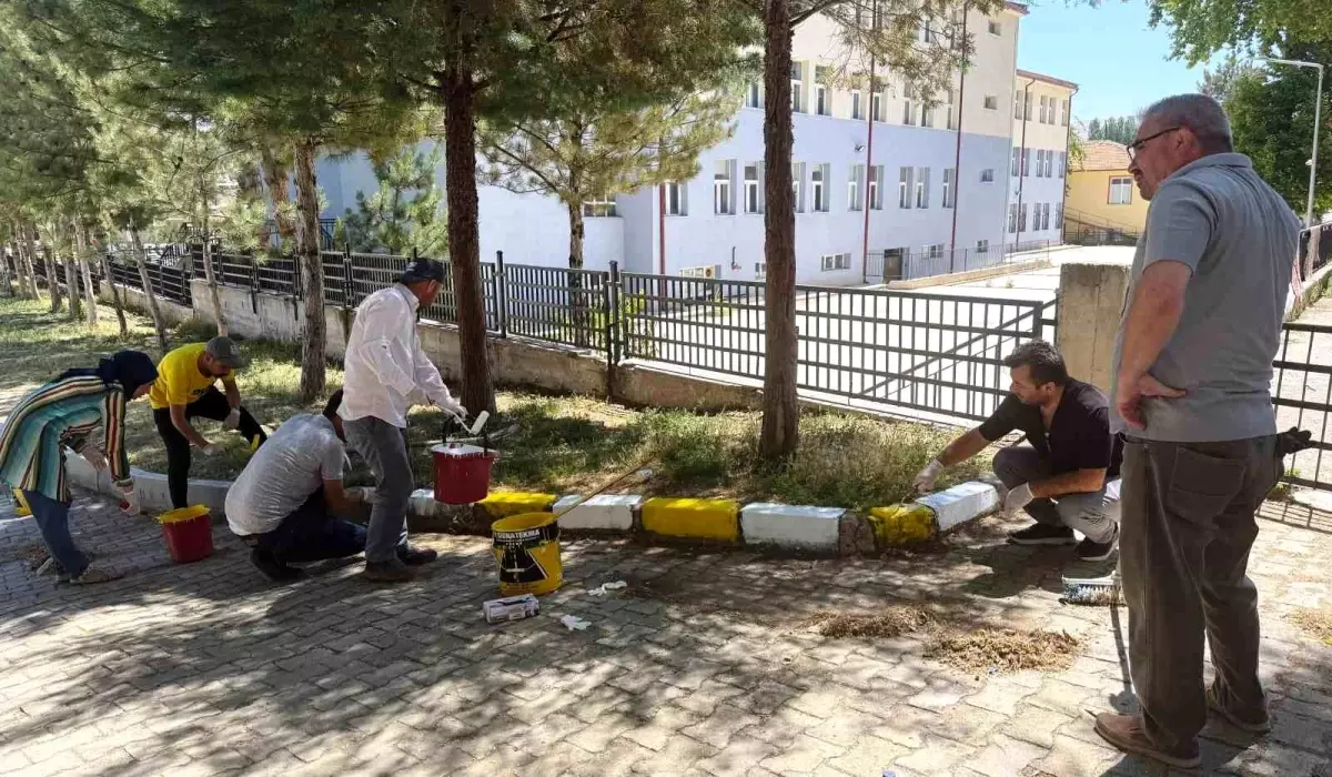 Gönüllü Öğretmenler Okul Bahçesini Renklendirdi