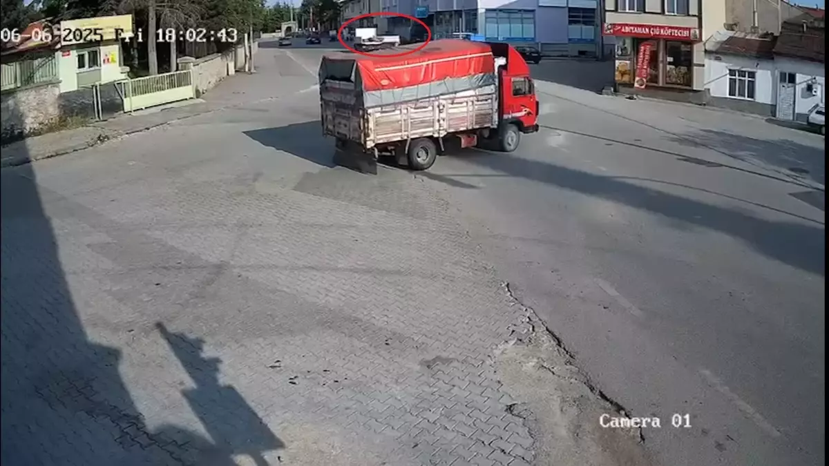 Kamyonet Kapağının Çarpması Sonucu 15 Yaşındaki Nisanur Durgut Hayatını Kaybetti