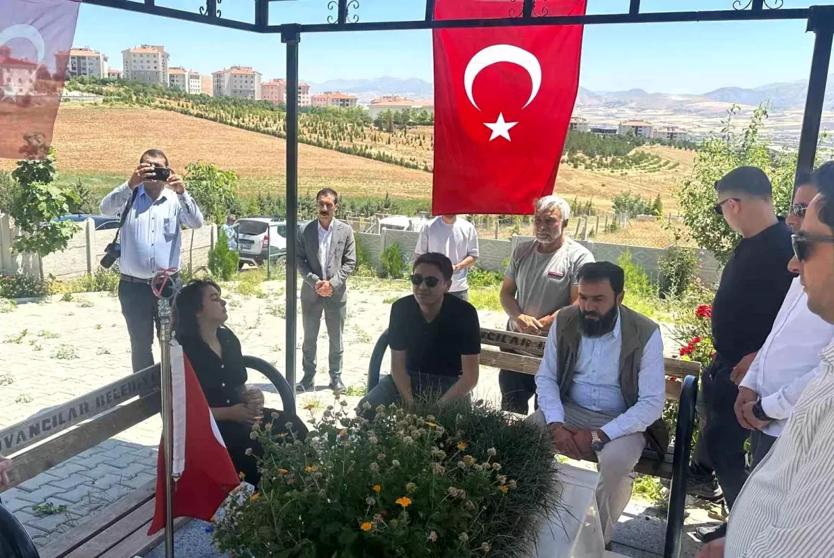 Kaymakam Dilekli'den duygusal veda: Şehit Yusuf Ataş'ın mezarı başında helallik aldı