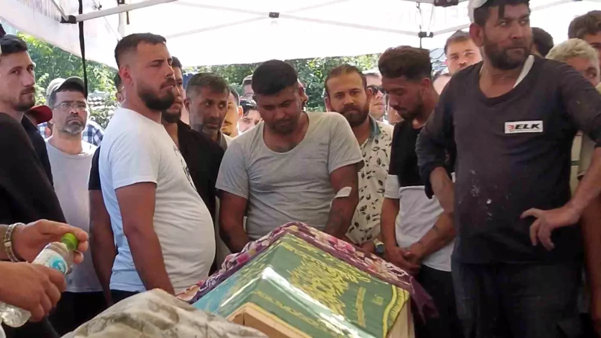 Edirne'de Trafik Kazasında Ailesini Kaybeden Babanın Cenaze Törenindeki Zor Anları