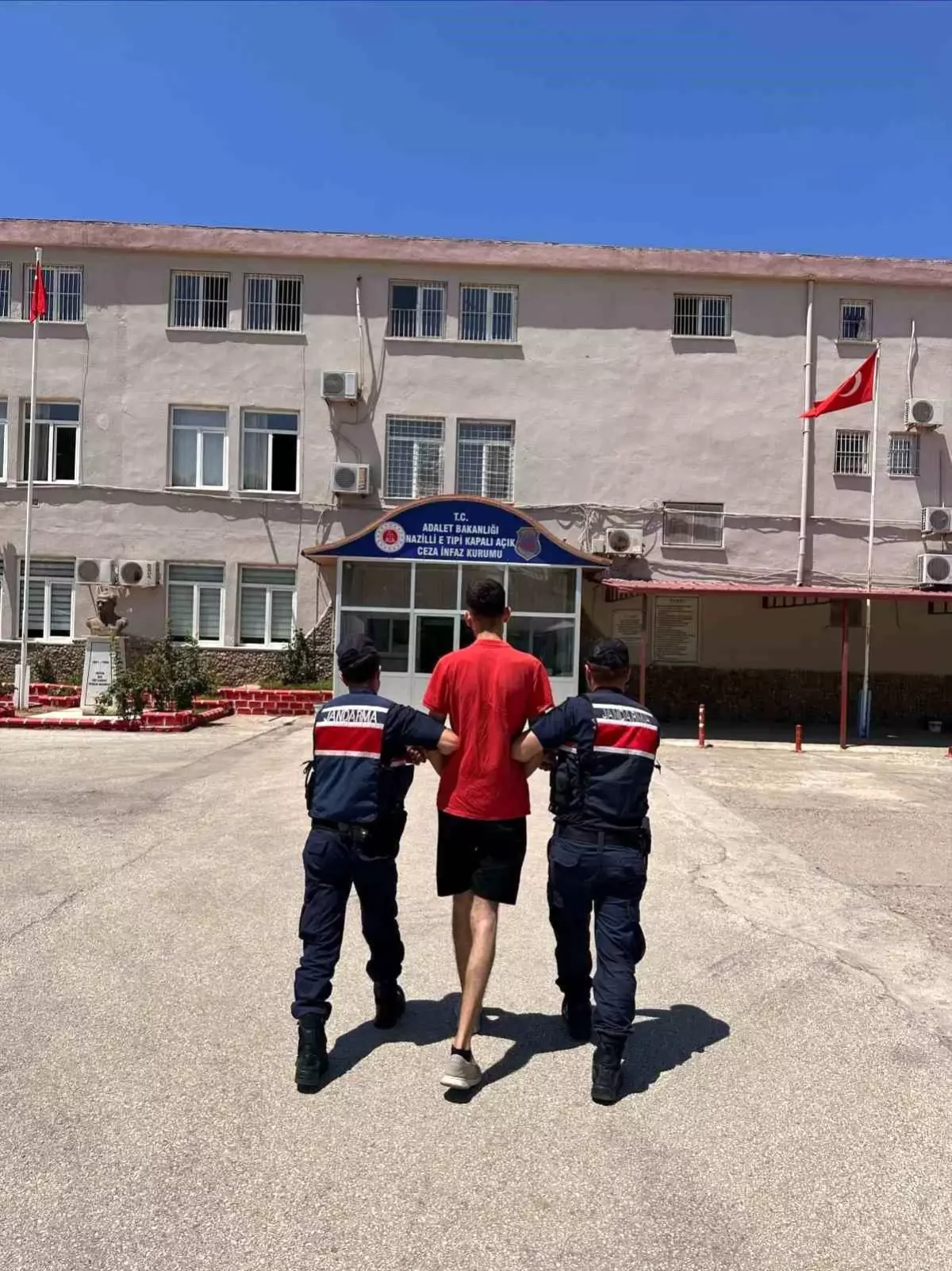 Aydın'da Aranan İki Hükümlü Jandarma Tarafından Yakalandı
