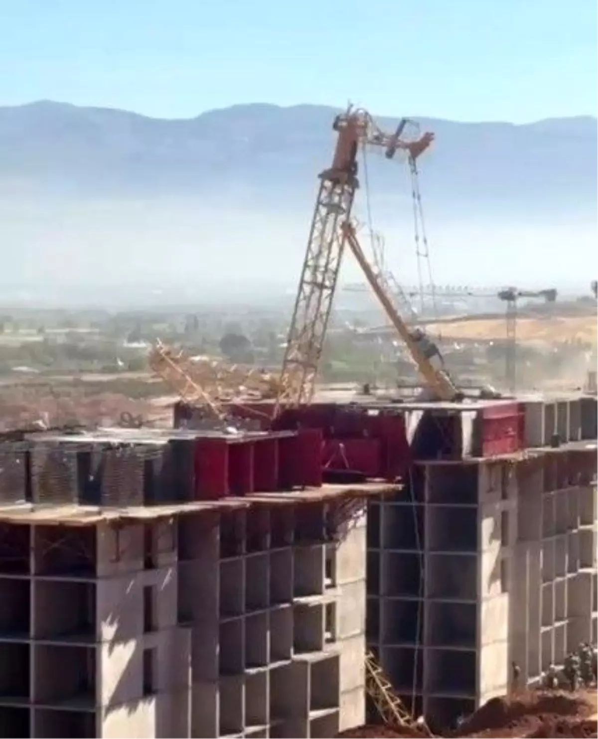 Kahramanmaraş'ta Kule Vinç Devrildi: 1 İşçi Hayatını Kaybetti