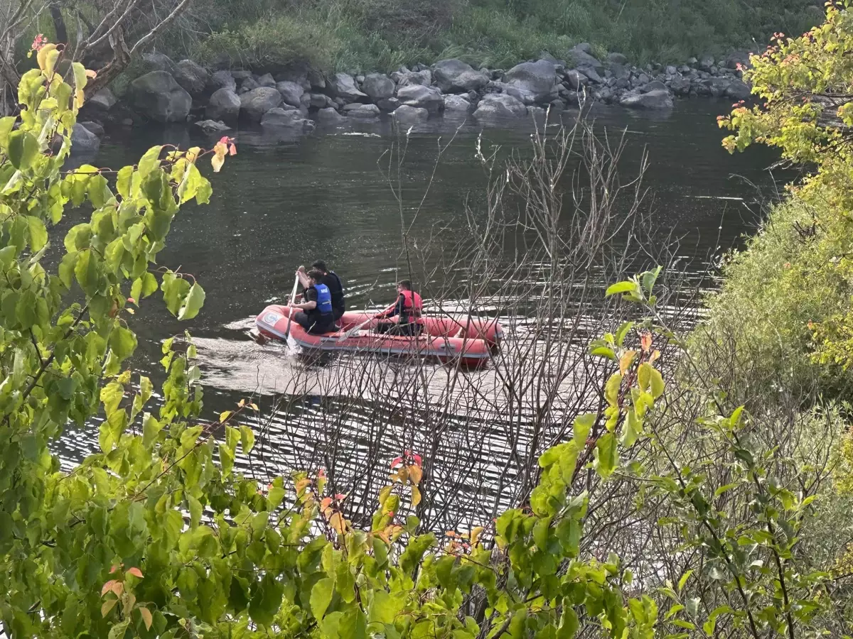 Ardahan'da Kura Nehri'ne Giren İki Kişiden Biri Boğuldu, Diğeri Kayboldu