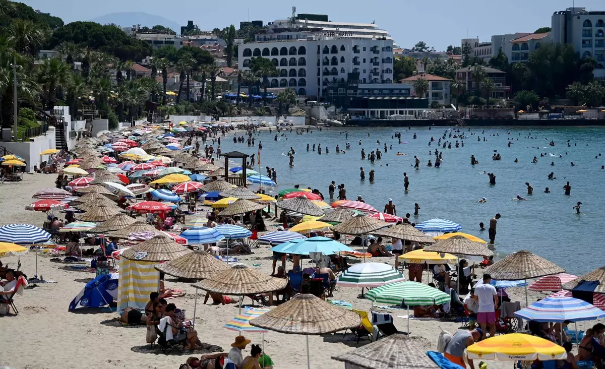 Kuşadası'nda Aşırı Sıcak Hava Plajları Doldurdu