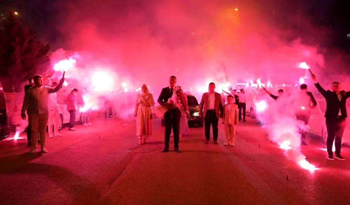 Konya'da Esnaf Gençten Renkli Kız İsteme Şovu