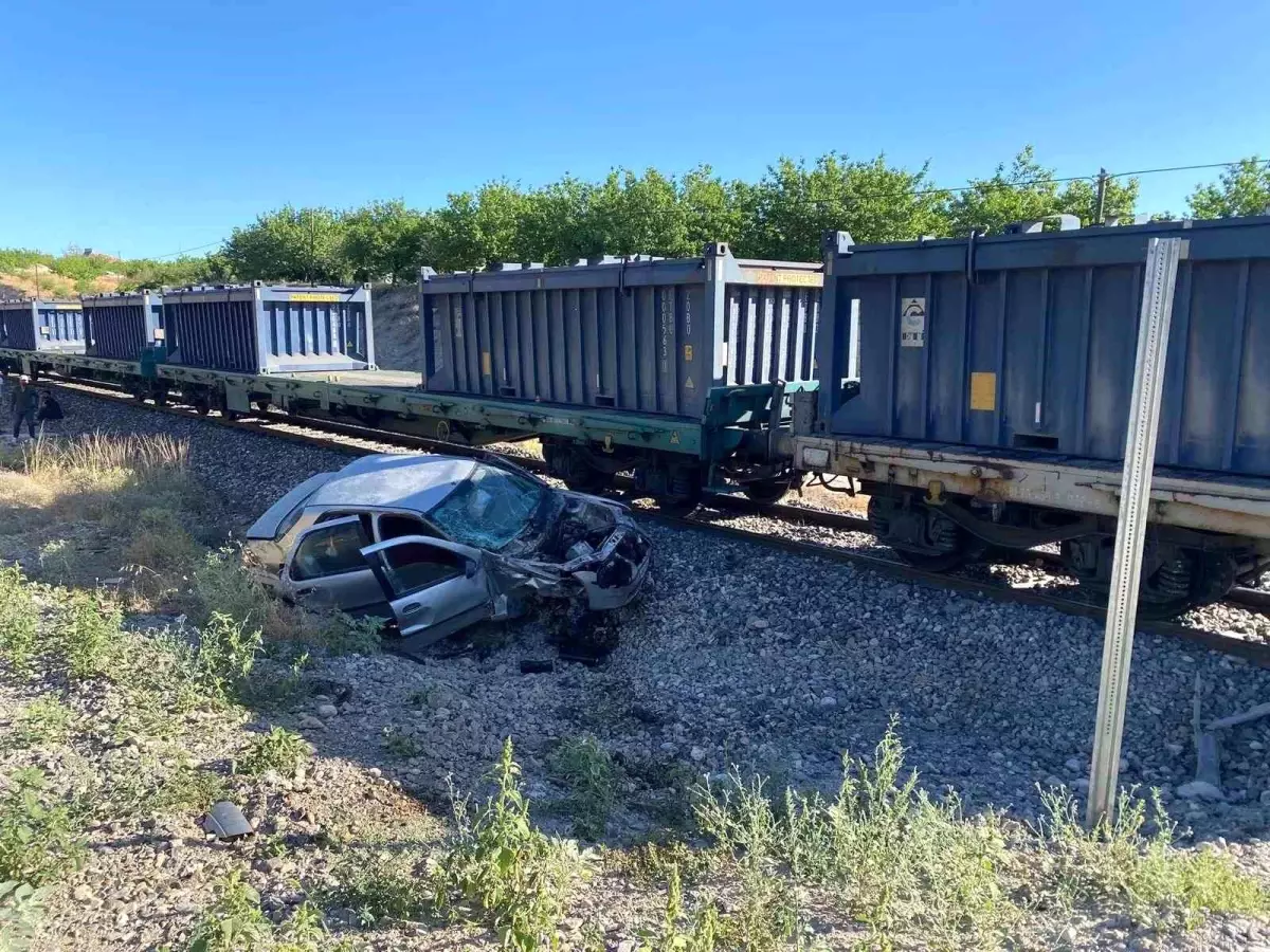Malatya'da Yük Treni Otomobile Çarptı: 5 Yaralı
