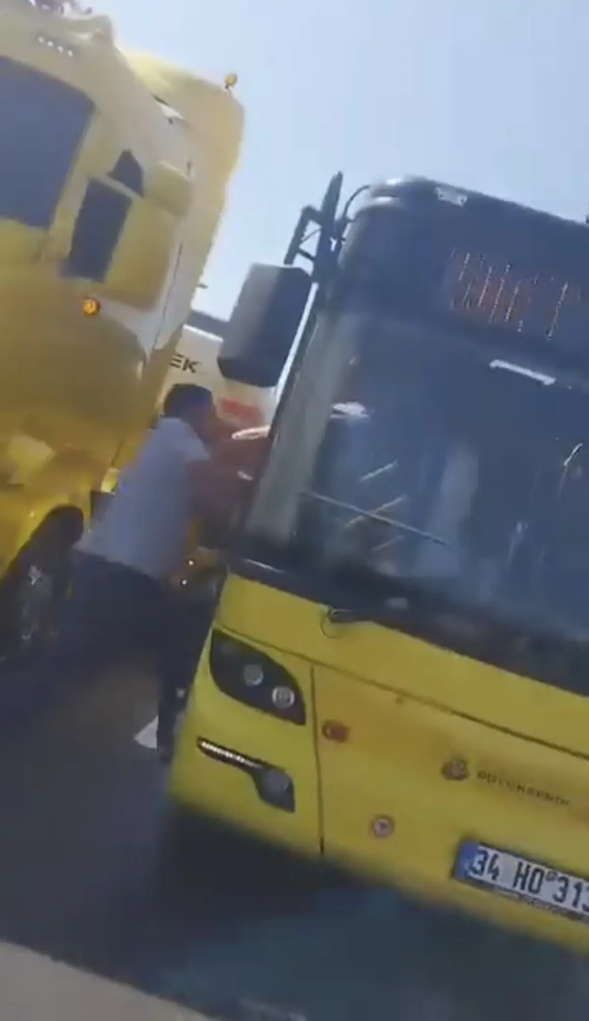 Maltepe'de İETT Otobüsü Şoförüne TIR'dan Saldırı