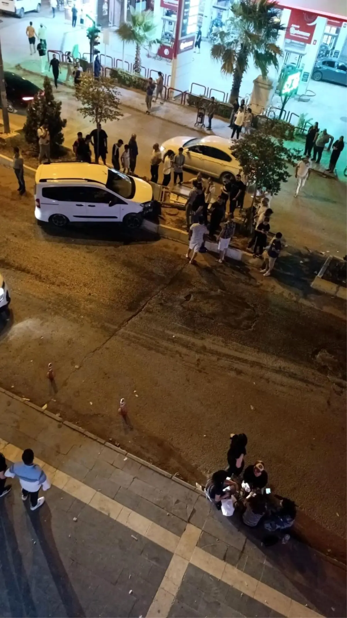 Kızıltepe'de Kontrolden Çıkan Araç Refüje Çarptı