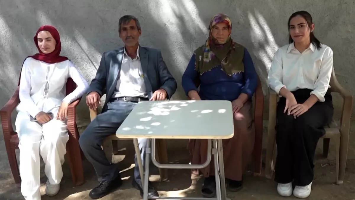 Muş'ta Sınav Sonrası Baba Kız Buluşması Duygulandırdı